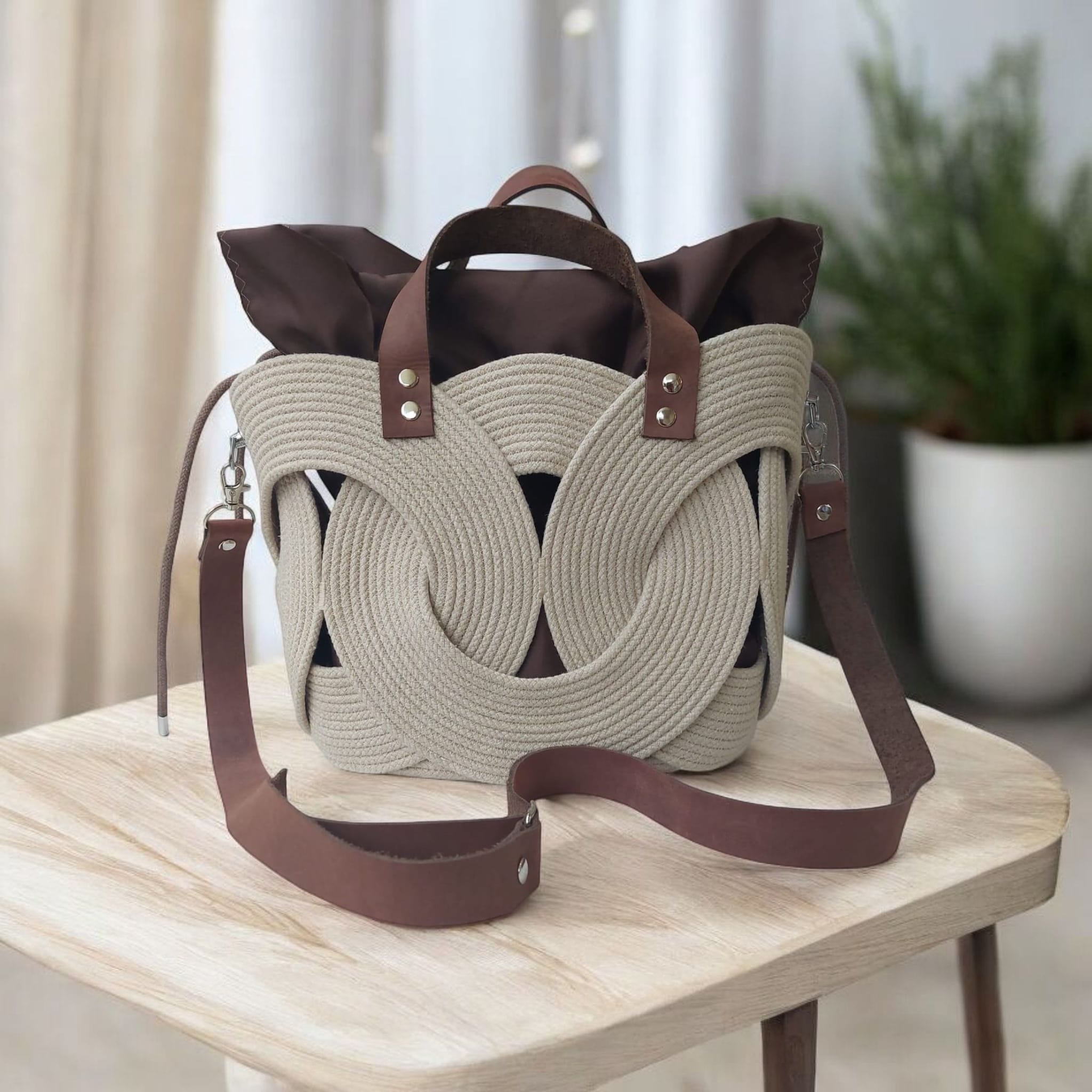 Bolso mediano a círculos beigh con asas piel marrón
