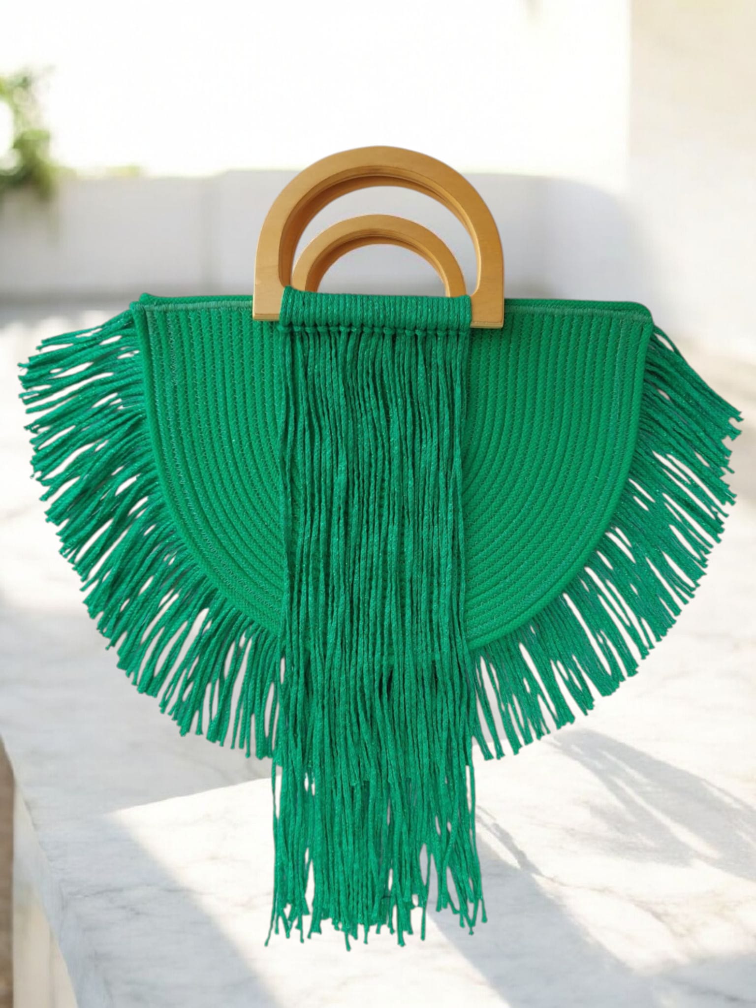 Bolso medio con asas de madera y flecos verdes