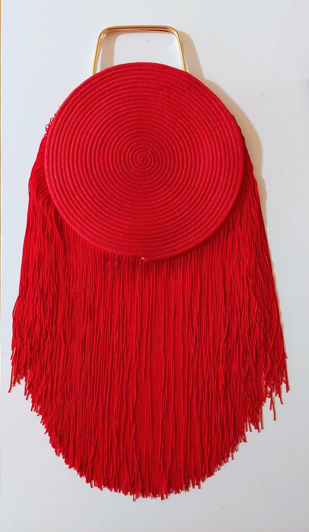 Bolso rojo circular con flecos