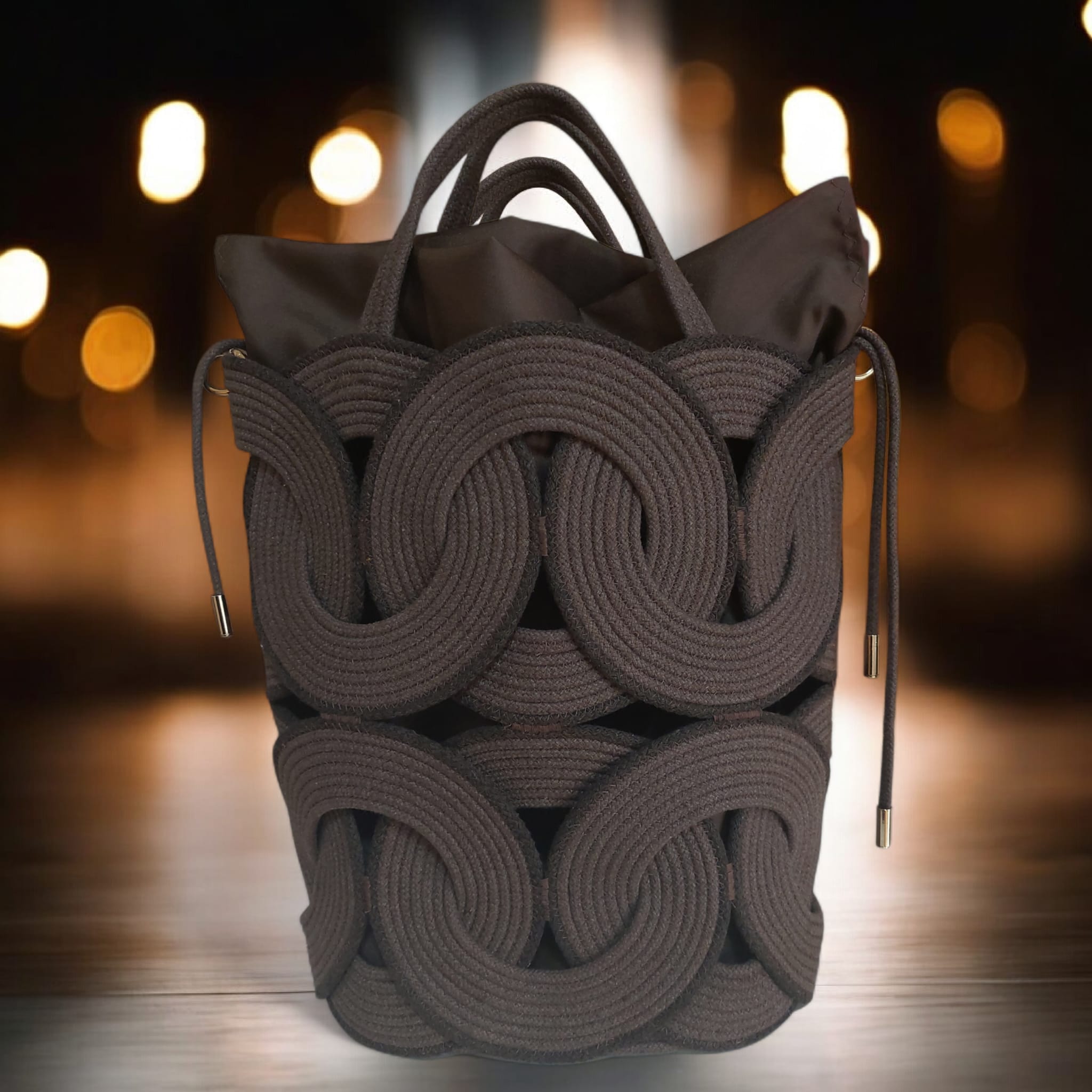 Bolso grande marrón con cordón chocolate al borde